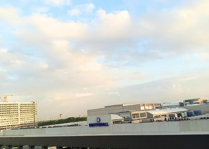 Terra Nueve Escape - 1br With Balcony Staycation Manila